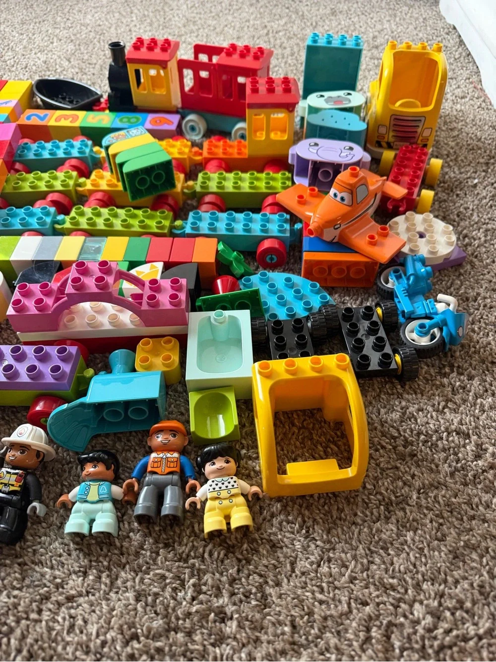 4.5 pounds of a Mixed lot of Duplo blocks with 4 figures boat bike fire truck